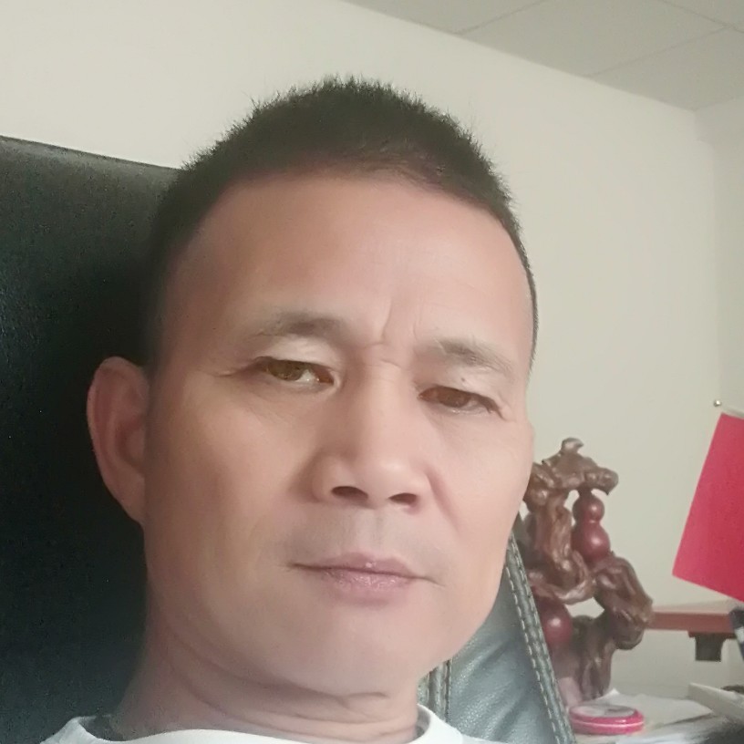 苗条爱恋汽车的照片