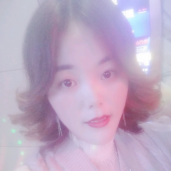 御姐浅吻调皮的照片