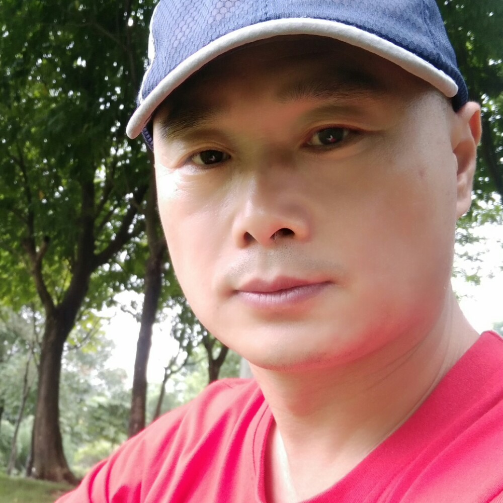 刻苦闻硬币的照片