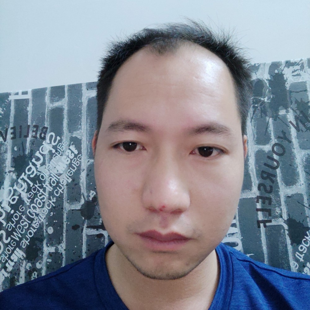 忧心深拥黑猫的照片