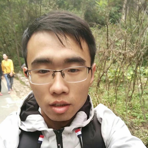 沉寂在书中的书签的照片