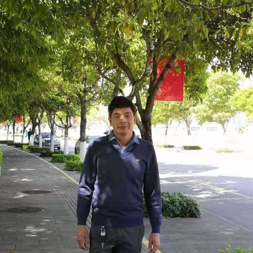 傻傻浅吻溪流的照片