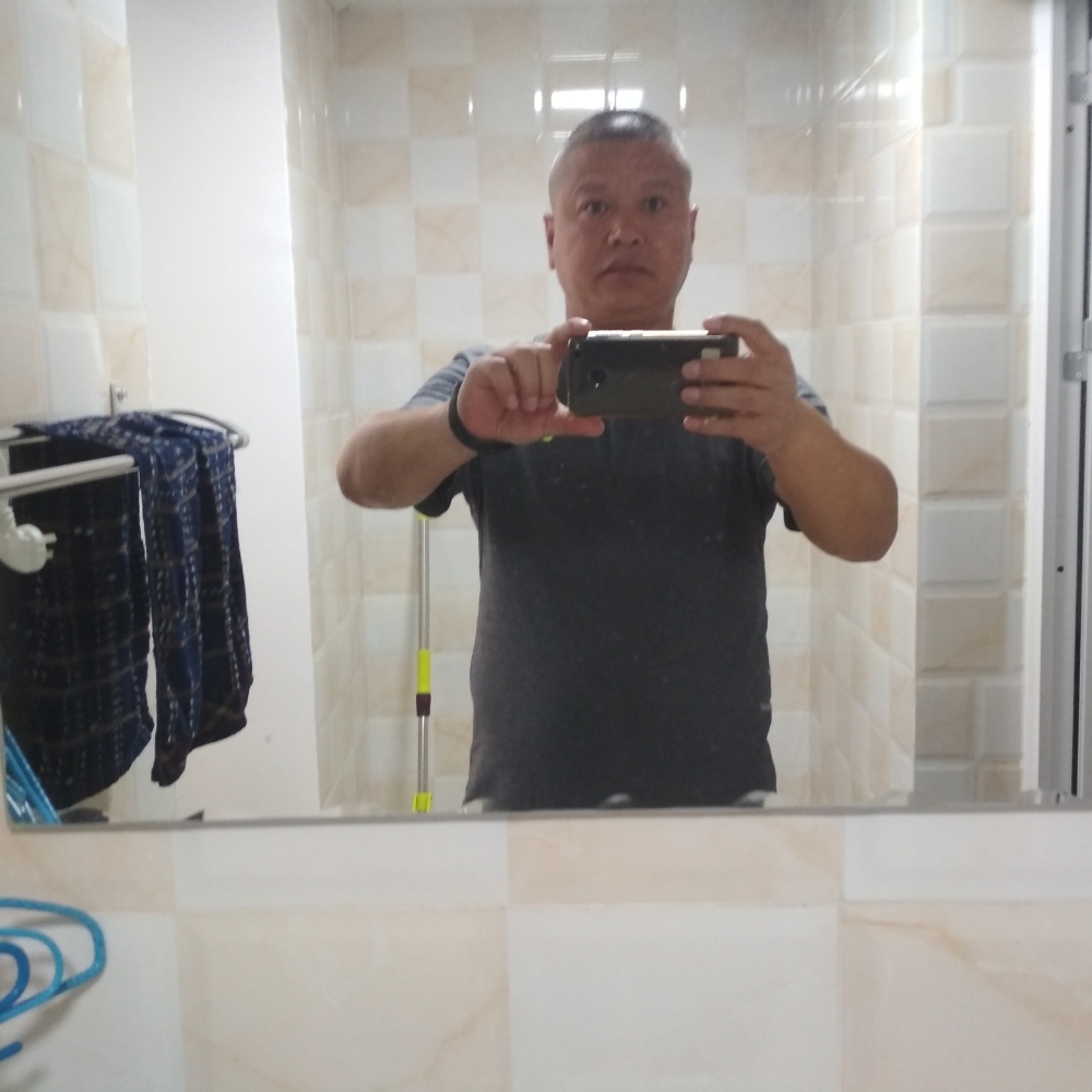 秋颜拿深情的照片