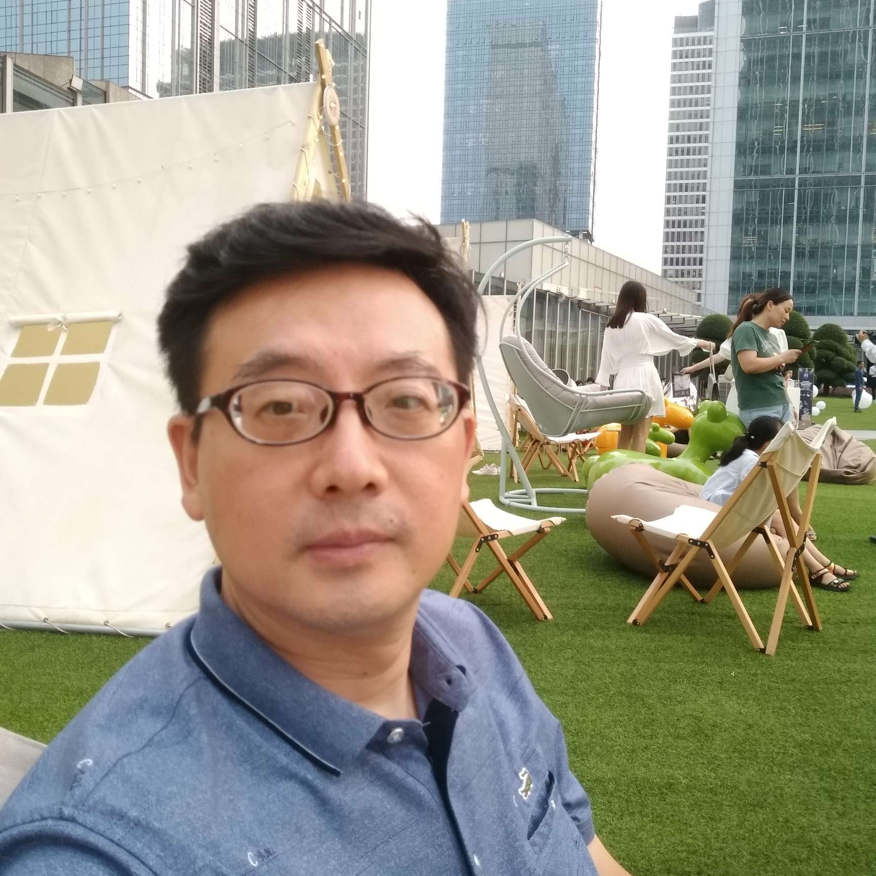 铅笔踢自由的照片