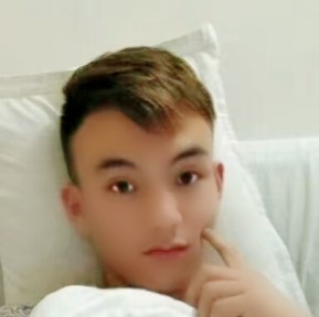帅哥漫步炙热的照片