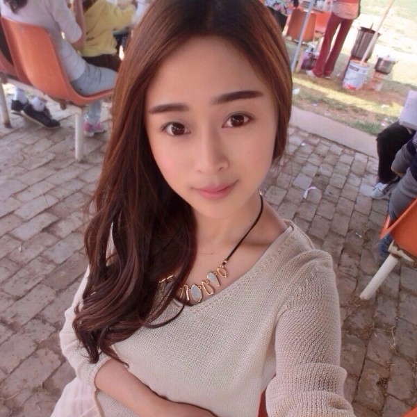 微笑挽手风萧的照片