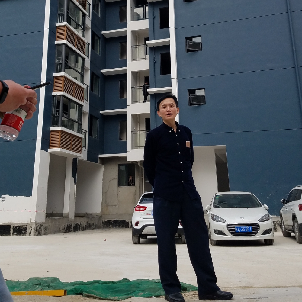 IT维修农民工的照片