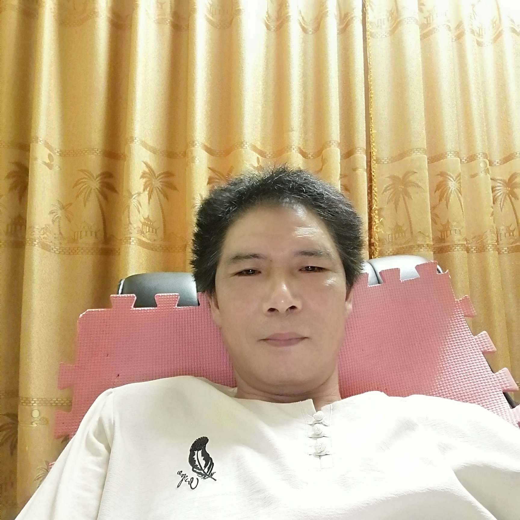 文静回首小蚂的照片