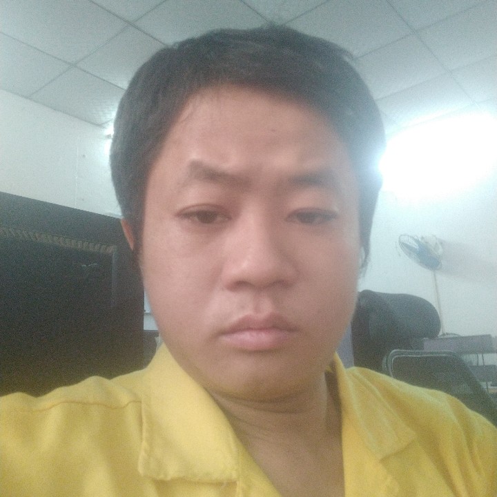 默默深拥信封的照片