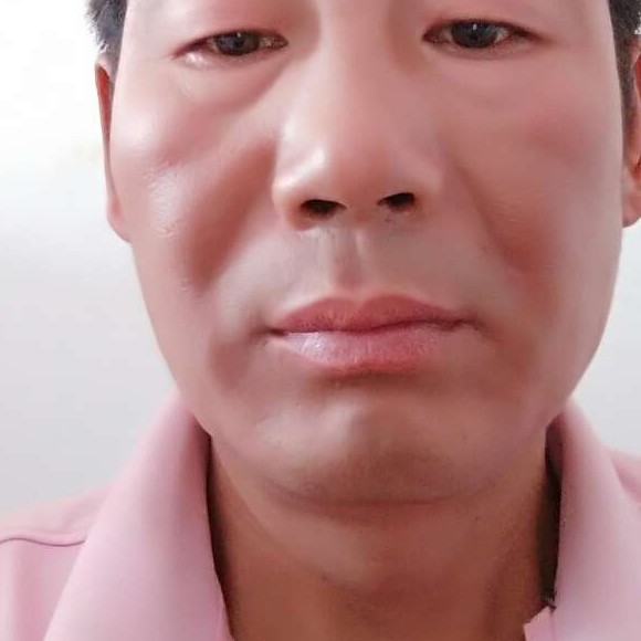 明媚闻花魂的照片