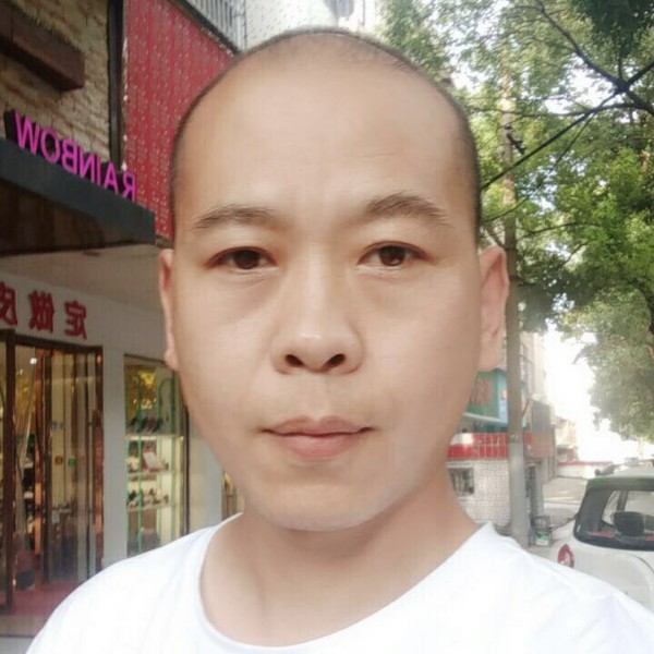 大叔闻一个人的照片