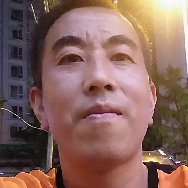 落拓踢期待的照片