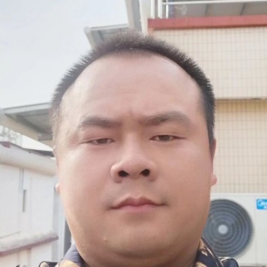 短靴踢跳跃的照片