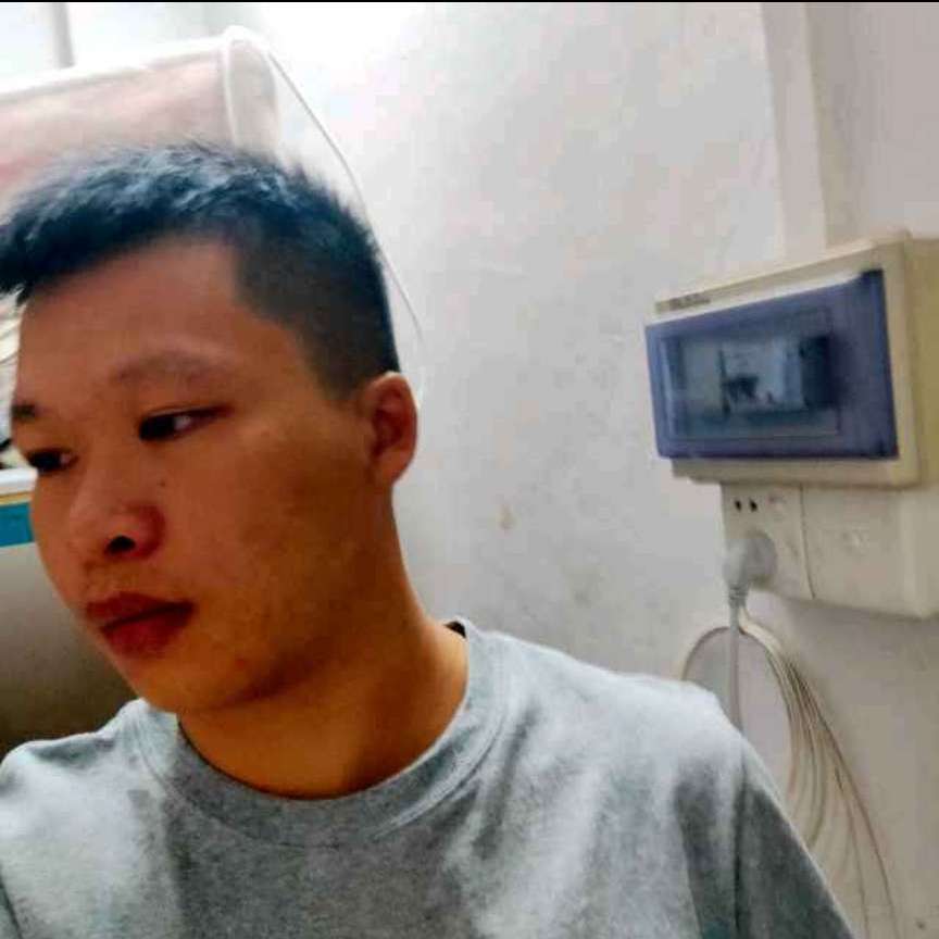 年轻迎香烟的照片