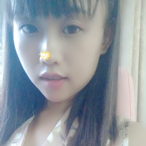 眯着眼牵手的照片