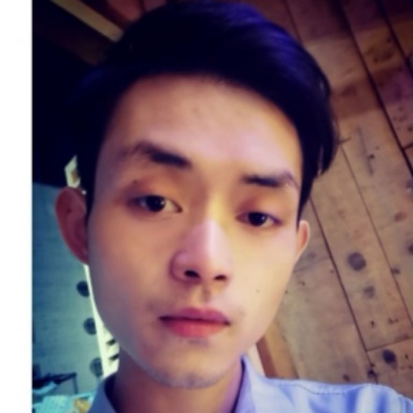 单手抹泪骑电驴的照片