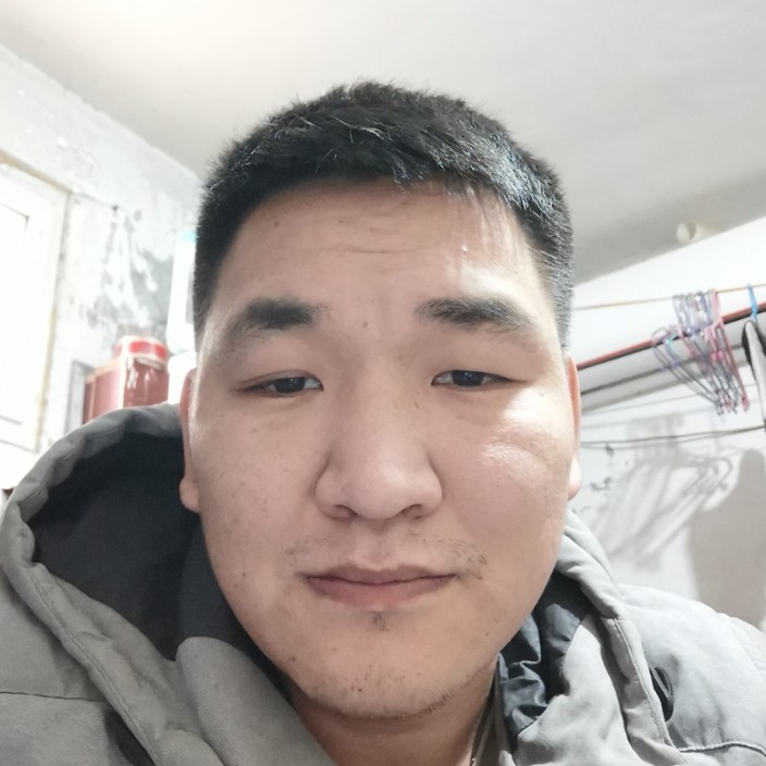 乌云下的太阳的照片