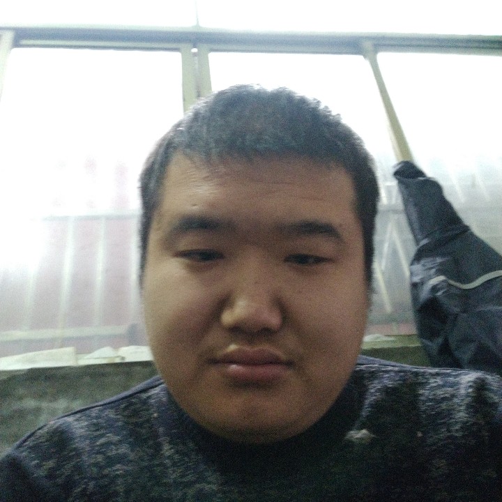 蹙眉寂冷的照片