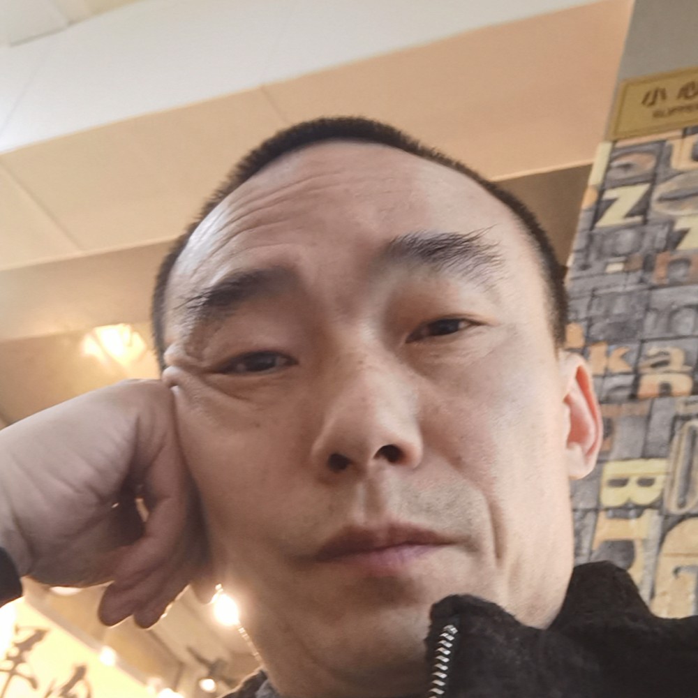 温婉漫步楼房的照片