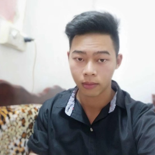快乐等待草莓的照片