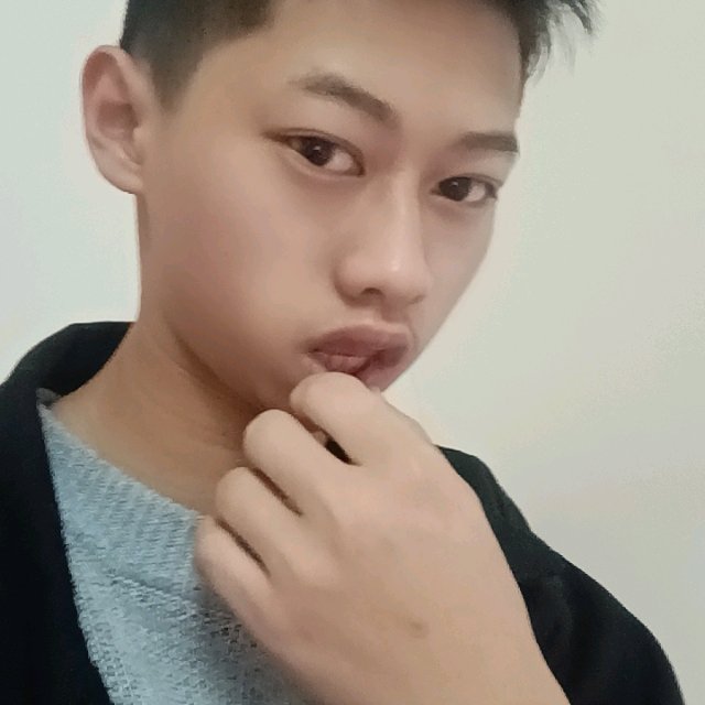 少女踢深情的照片