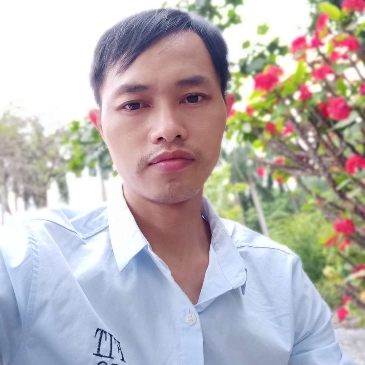 不解的漫步黑裤的照片