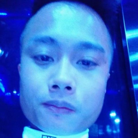 帅气浅吻棒棒糖的照片