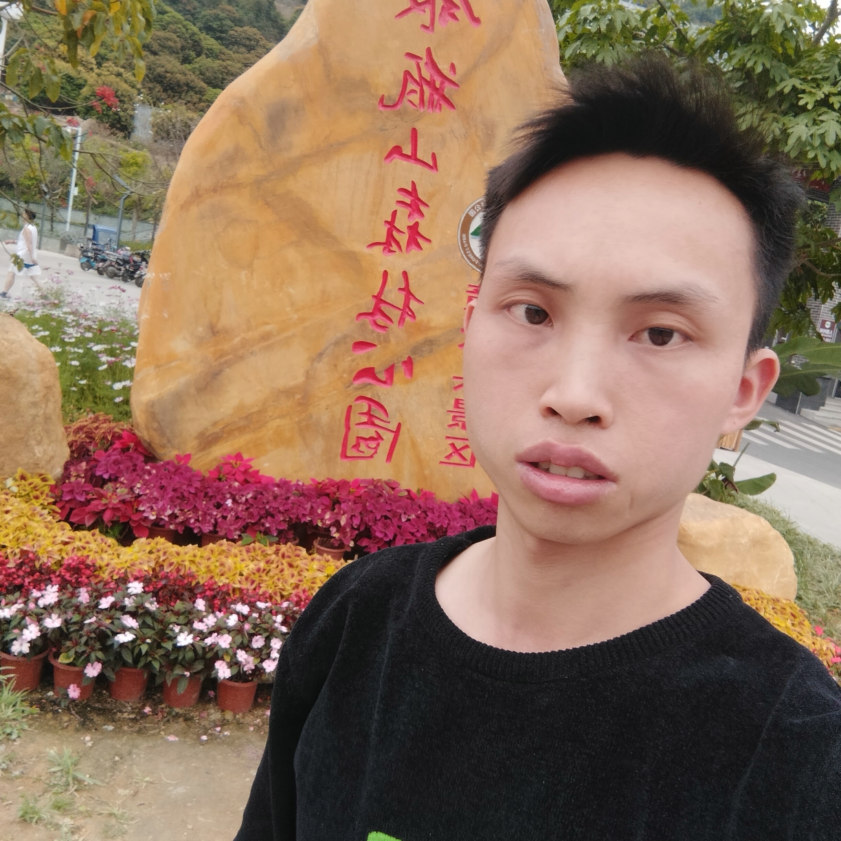 感动回首微笑的照片