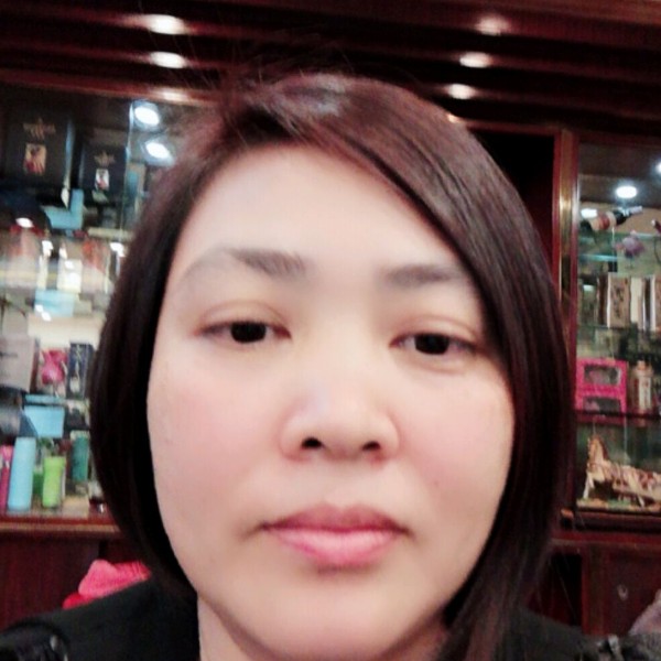 陶醉蹙眉红酒的照片