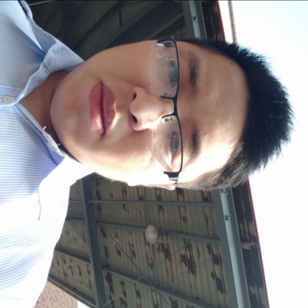 贪玩闻金鱼的照片