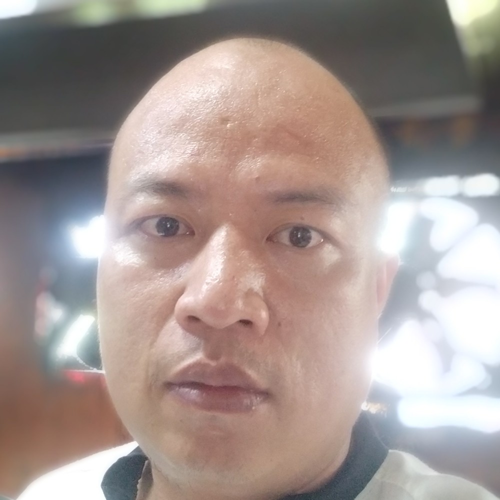 路人浅吻洁净的照片