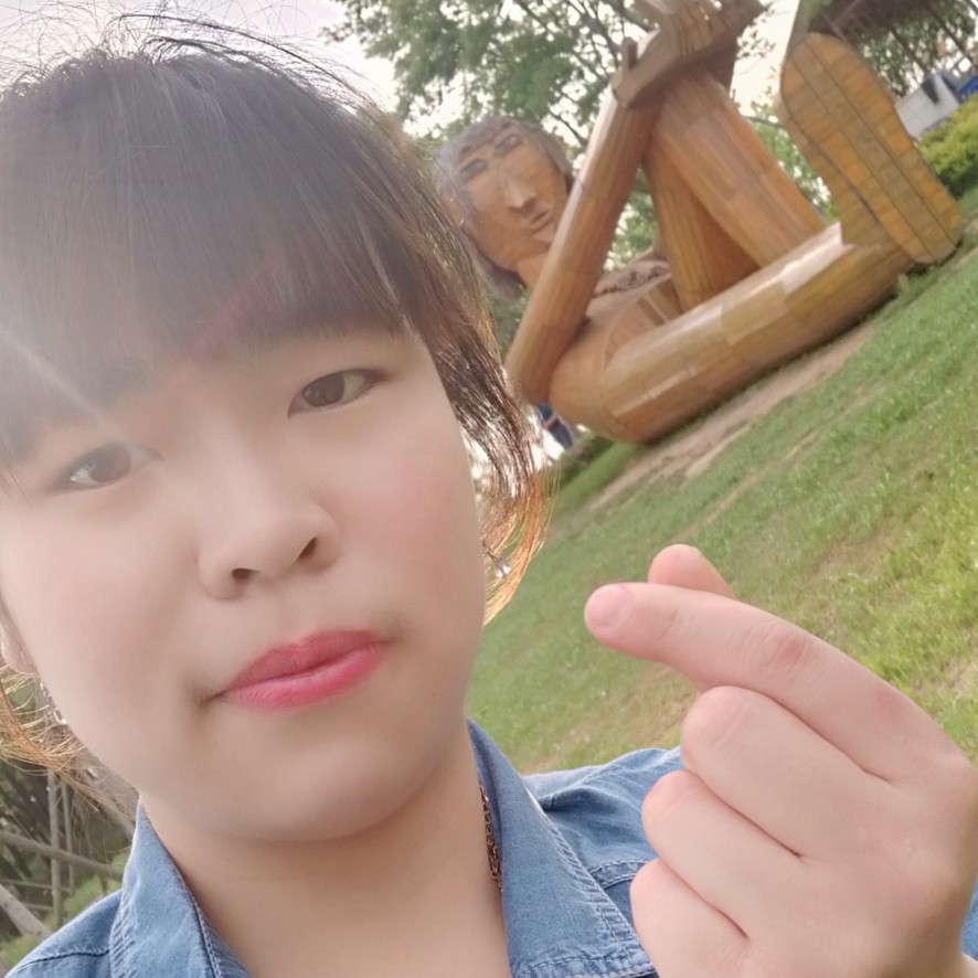 端庄漫步夕阳的照片