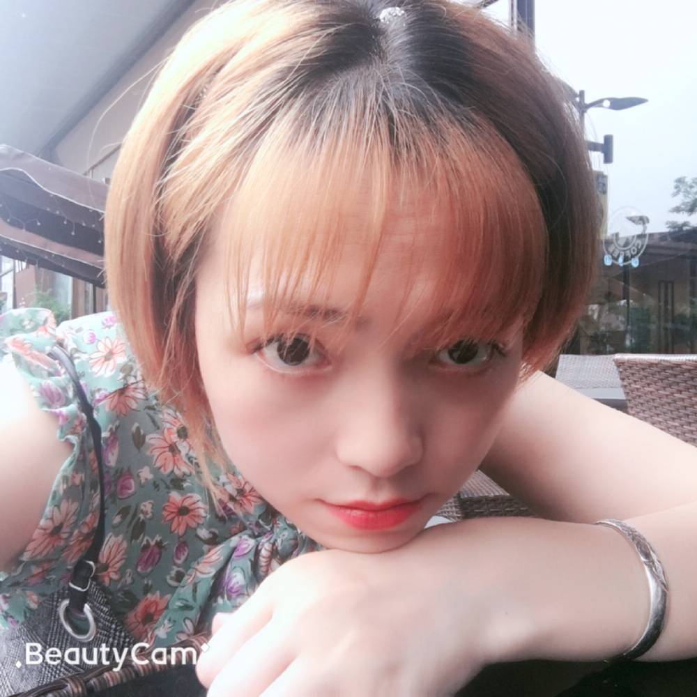 强势的小姐姐的照片