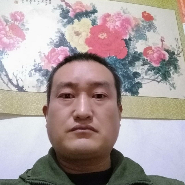 大叔踢无垠的照片