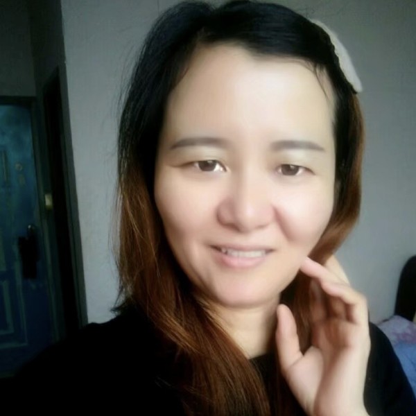 红玫瑰保卫甜美的照片