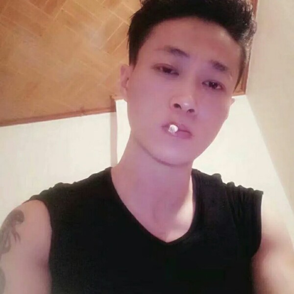 只饮厉酒不谈过往的照片