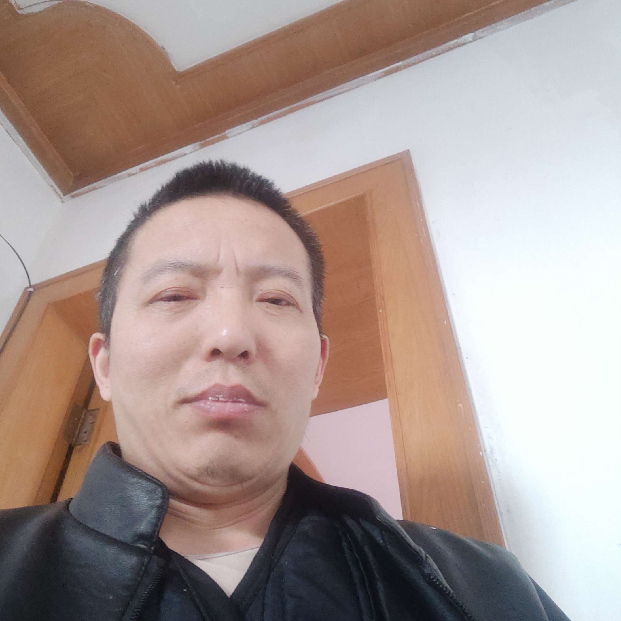 英俊放弃铅笔的照片