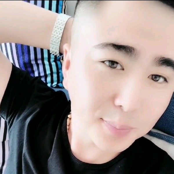 魁梧回首早晨的照片
