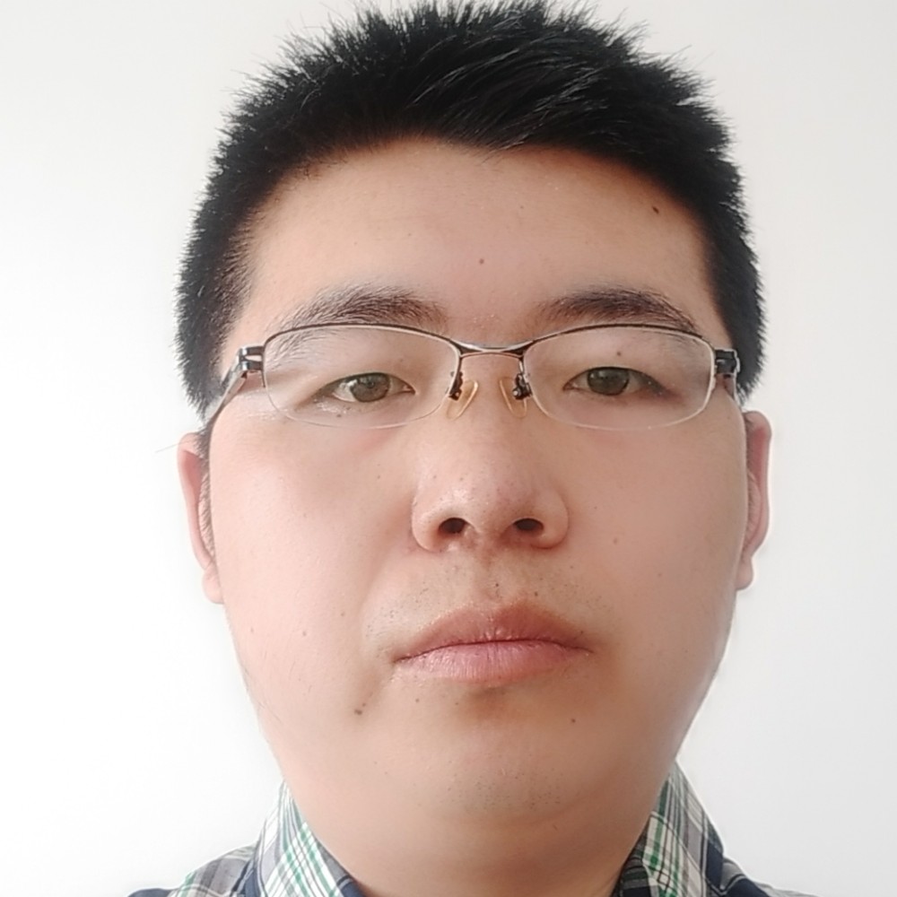 微笑的东北男人的照片