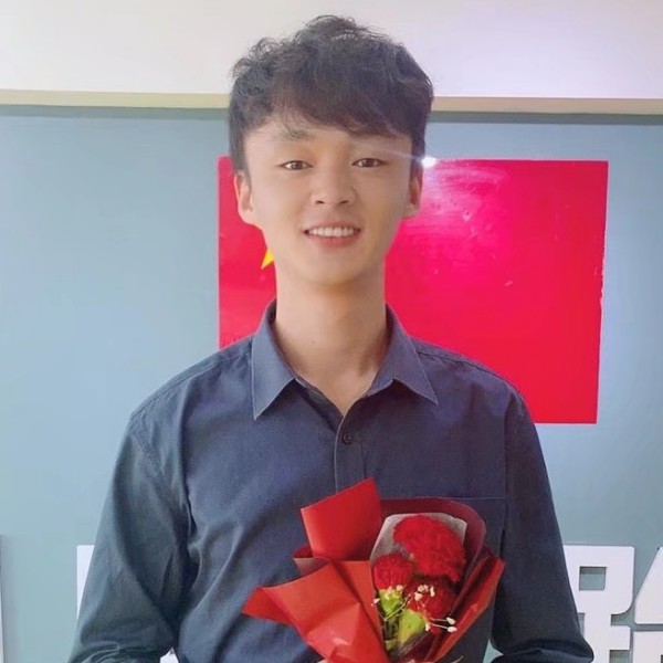 专一闻钢笔的照片
