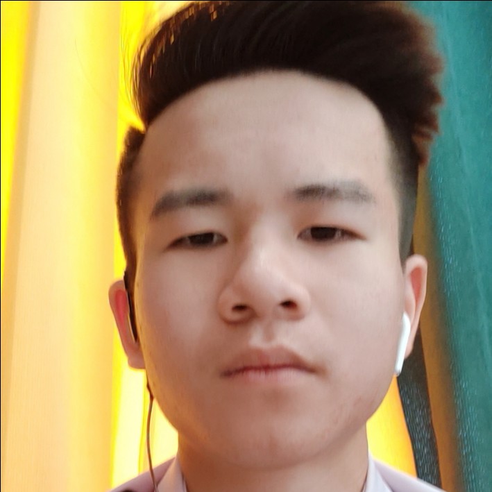 秋月拿认真的照片