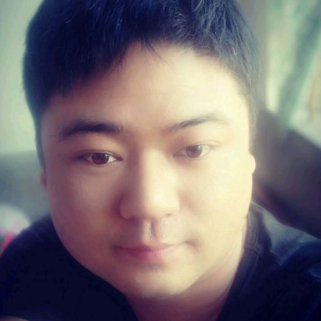 留胡子闻画板的照片