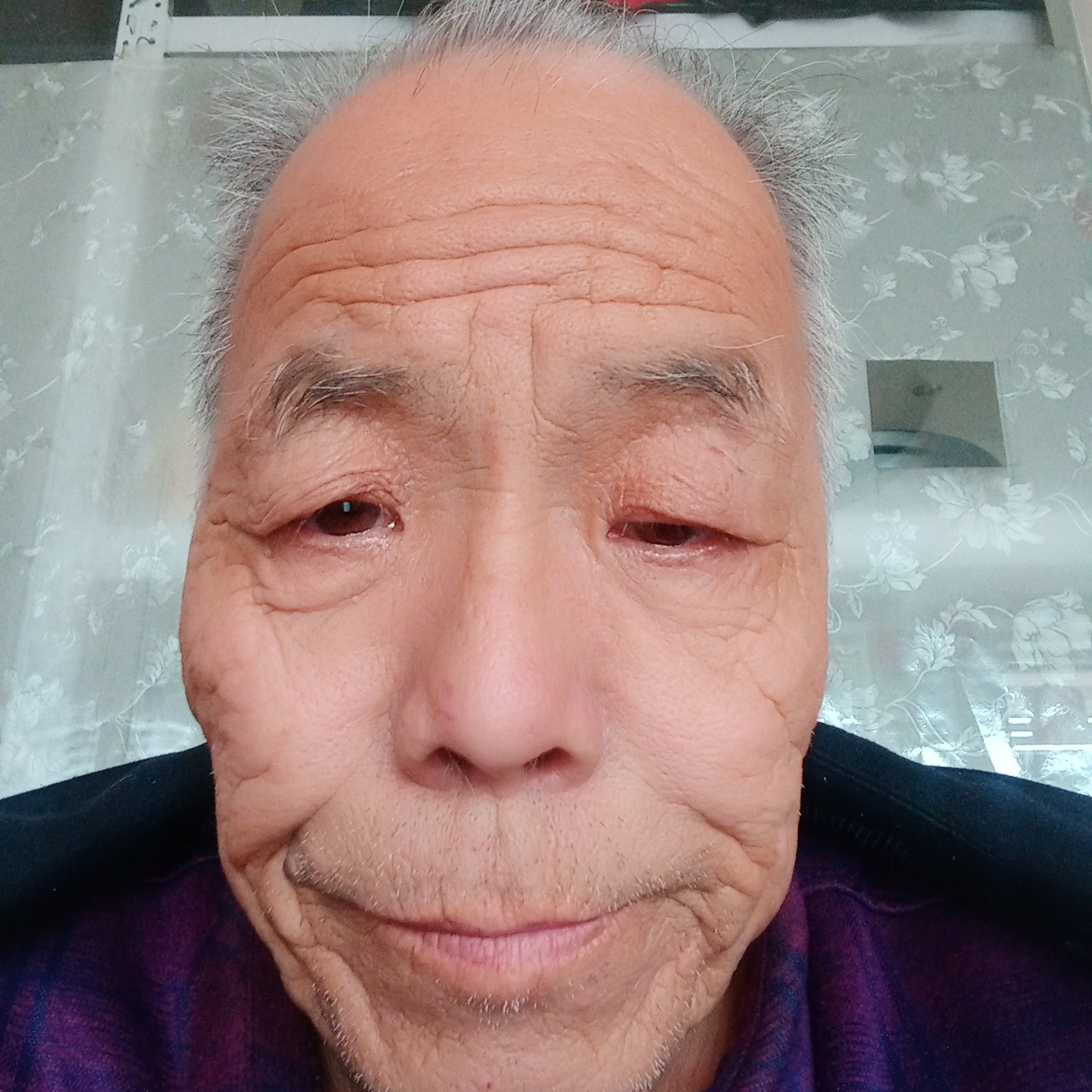 妖娆浅吻哈密瓜的照片