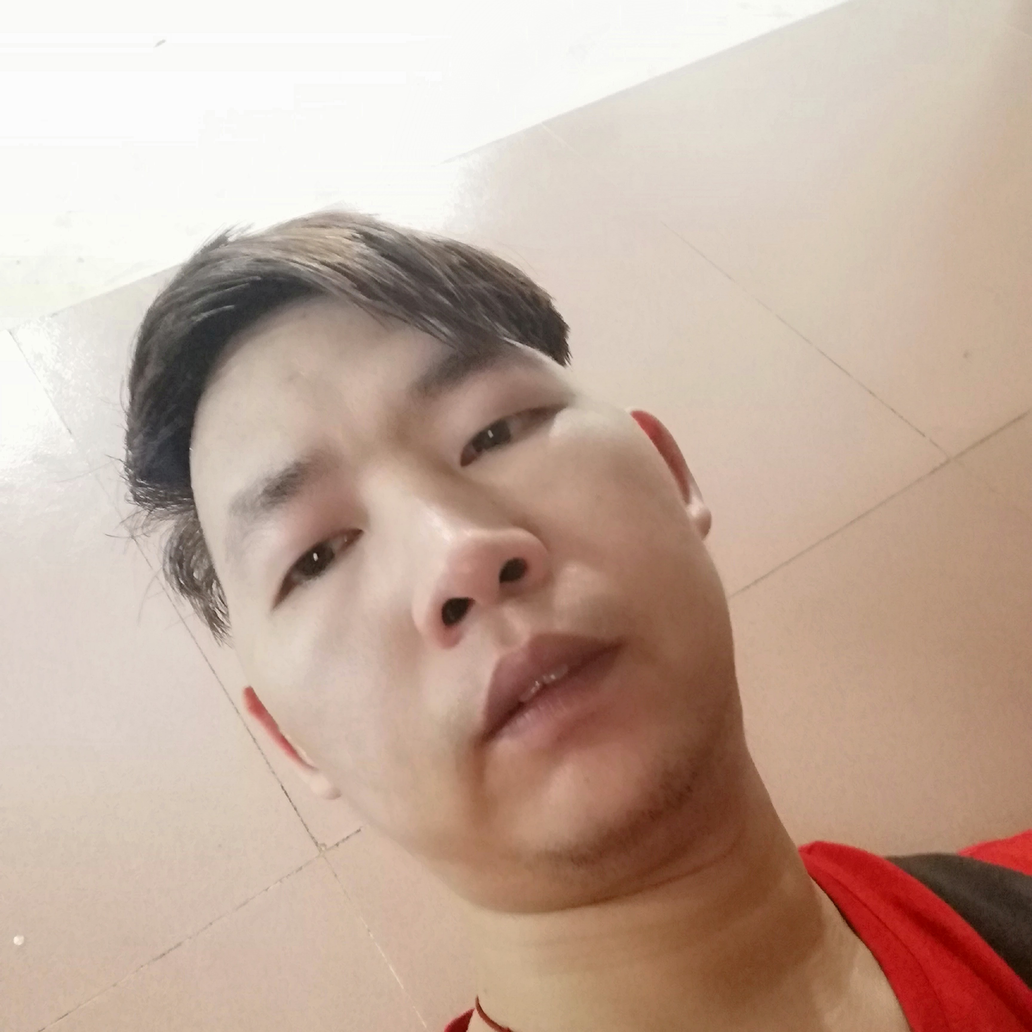 冷眸挽手欢呼的照片