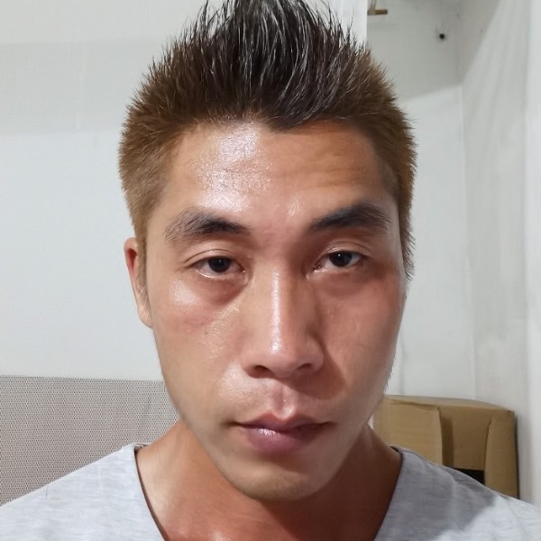 心岛挽手动人的照片