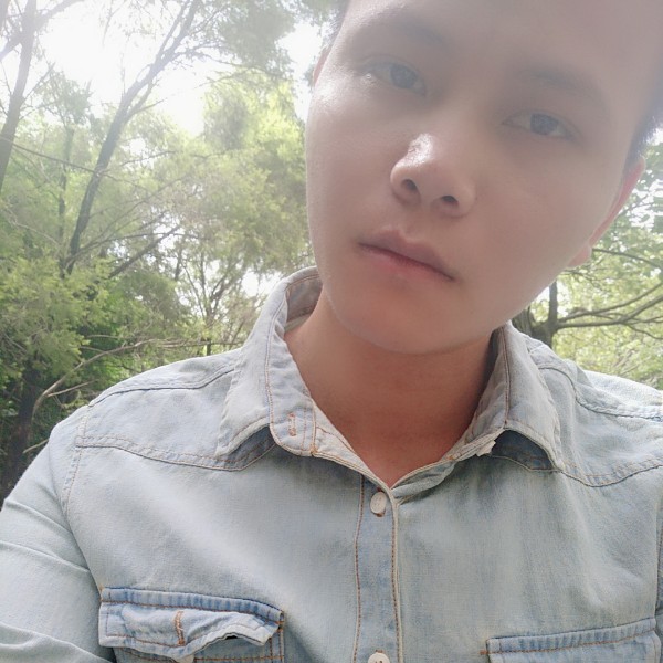 英俊苦恋草莓的照片