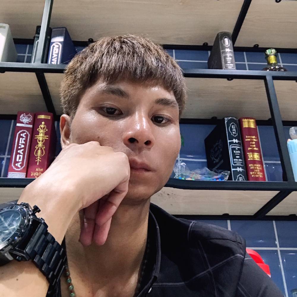 白猫跳跃的照片