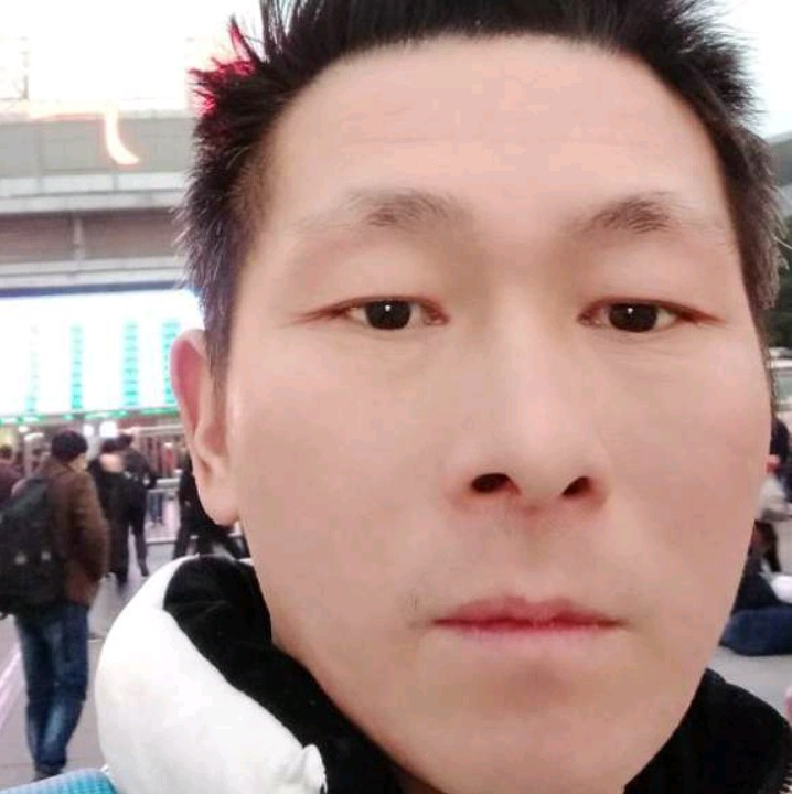 小懒虫回首灼热的照片