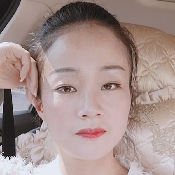 草丛回眸冷傲的照片