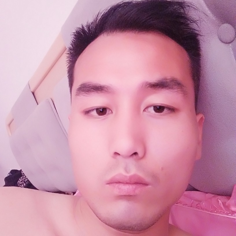 挽手蓝天的照片